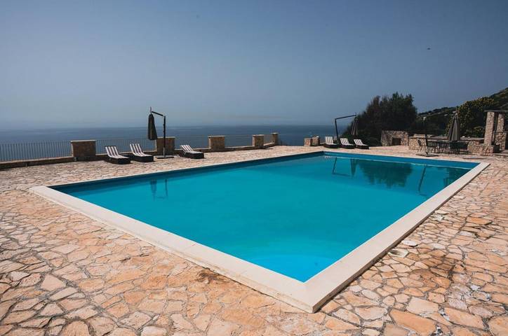 Ferienwohnung für 11 Personen, mit Balkon und Terrasse sowie Garten und Pool in Trani
