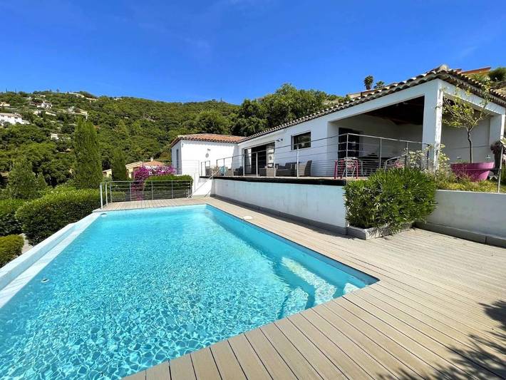 Location de vacances pour 8 personnes, avec vue ainsi que piscine et terrasse dans Golf de Valcros
