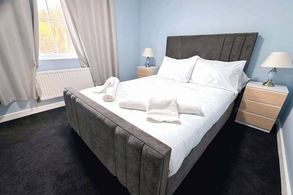 Entire apartment, Elegant 4Bdr Home with Private Parking in Darfield in Barnsley, South Yorkshire