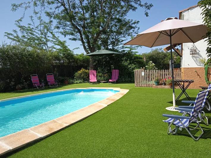 Chalet para 5 personas, con jardín además de terraza y piscina - 1