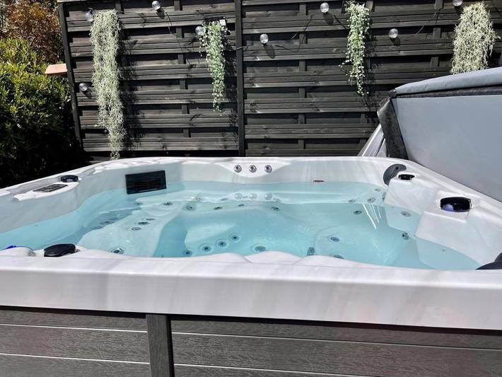 Villa pour 5 personnes, avec terrasse et jacuzzi, animaux acceptés dans Boulouris