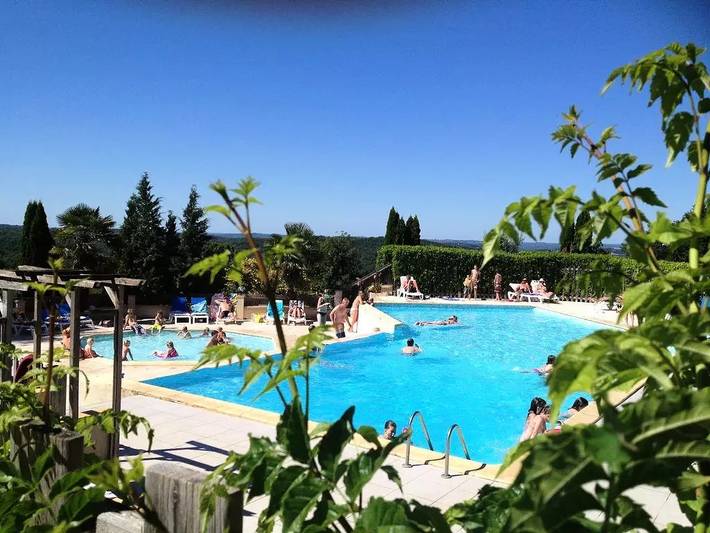 Camping pour 4 personnes, avec Terrasse ainsi que Piscine et Vue