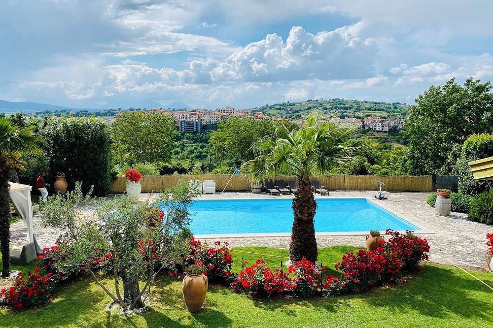4 Bedroom Villa in Campania in Mirabella Eclano, Avellino Provinz