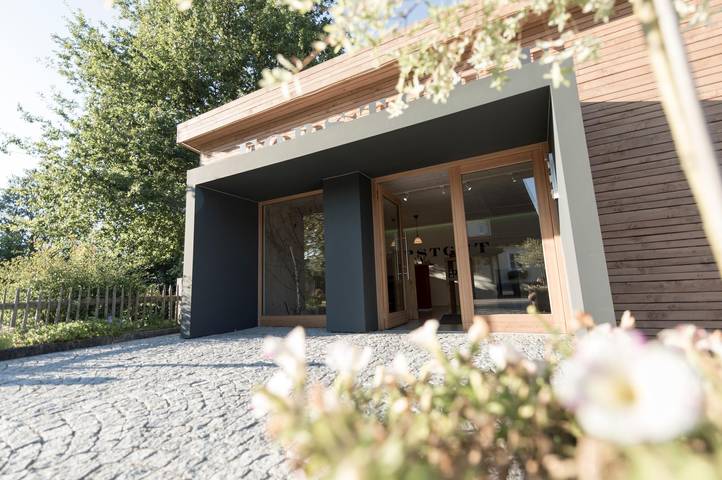 Chalet für 4 Personen, mit Balkon/Terrasse und Balkon sowie Whirlpool und Terrasse