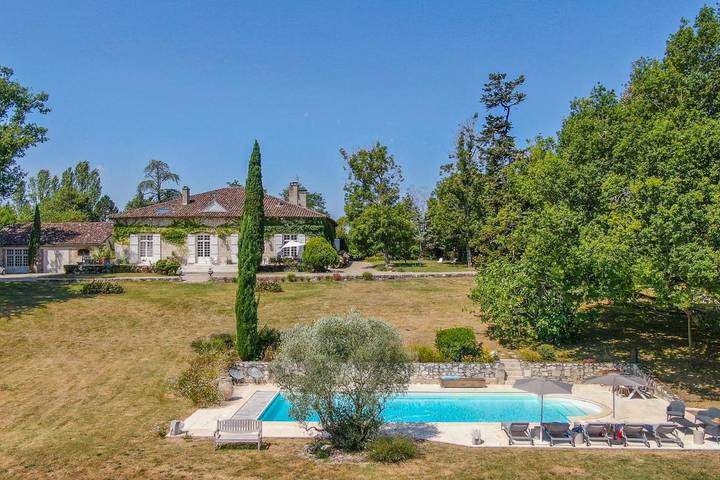 Location de vacances pour 2 personnes, avec Terrasse et Jardin ainsi que Piscine et Vue à Saint-Paul-d'Espis