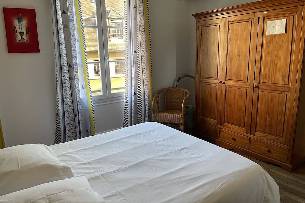 Apartamento entero, Le Temple-Apartamento-Apartamento-Baño en la habitacion-Vista a la Ciudad in Auxerre, Auxerre region