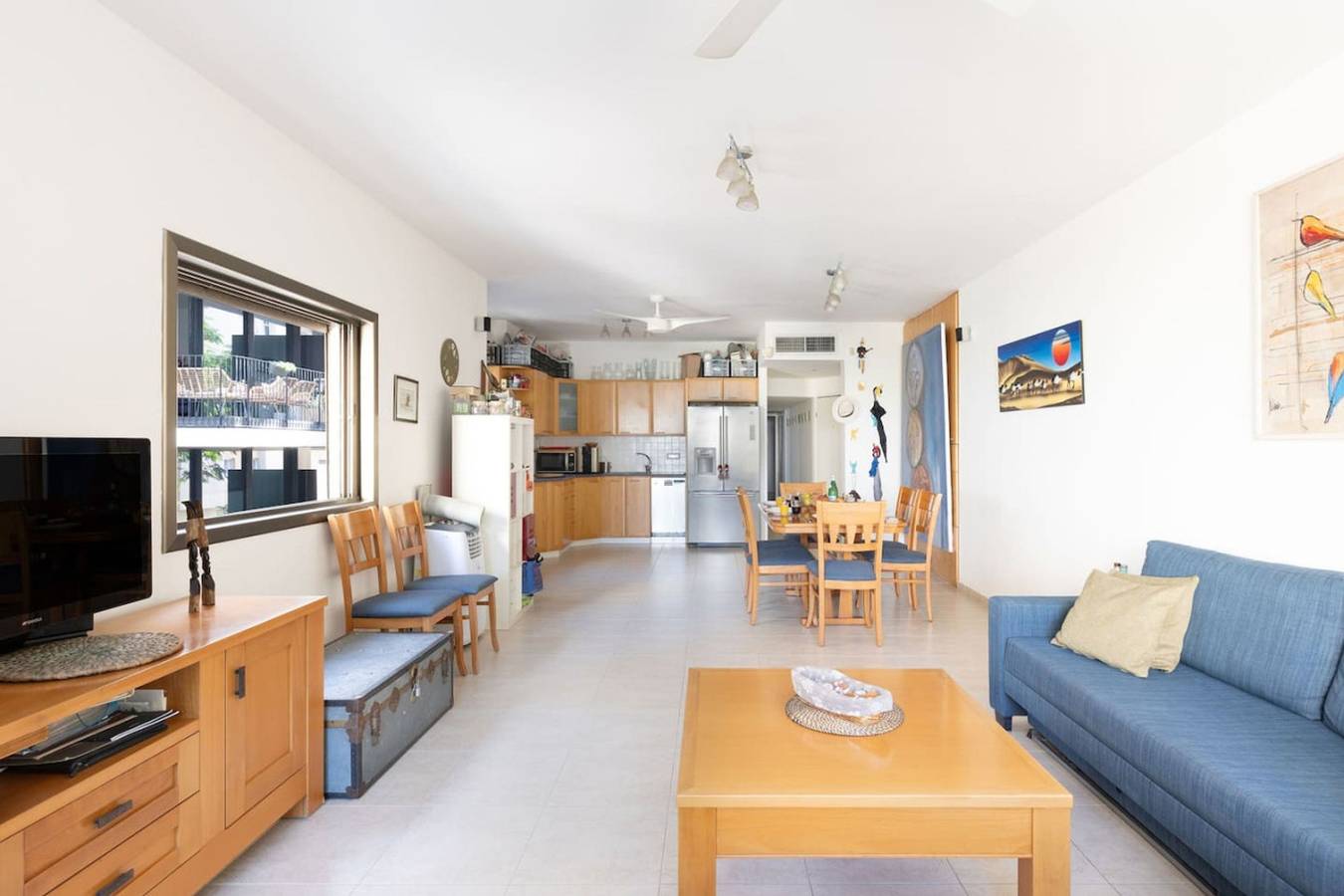 Appartement entier, Cozy 3Br Apt w Big Windows 5 Min Walk From Beach in Tel Aviv, District de Tel Aviv