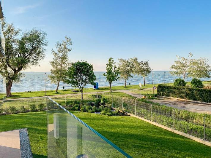 Ferienwohnung für 4 Personen, mit Ausblick und Pool sowie Garten und Seeblick