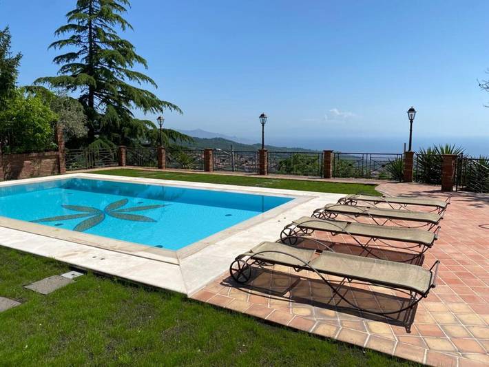 Ferienhaus für 12 Personen, mit Balkon und Garten sowie Kinderpool