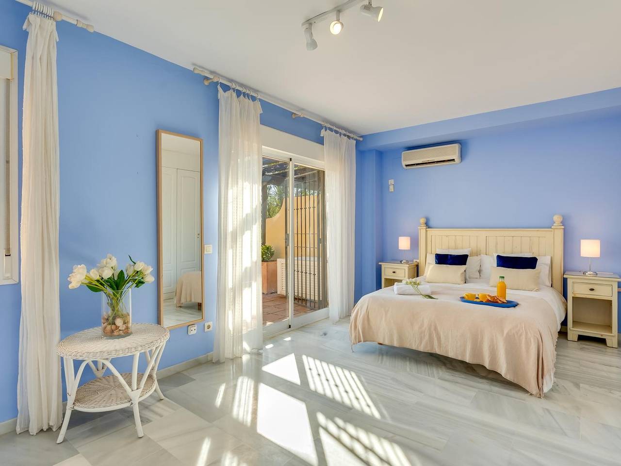 Luxuriöses Strandhaus mit privatem Garten, Bbq & Zugang zu 5 Pools! in Marbella West, Marbella