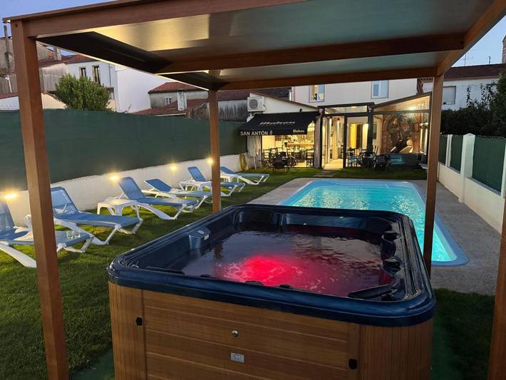 Casa de huéspuedes para 2 personas, con Terraza además de Jardín y Piscina en Melide