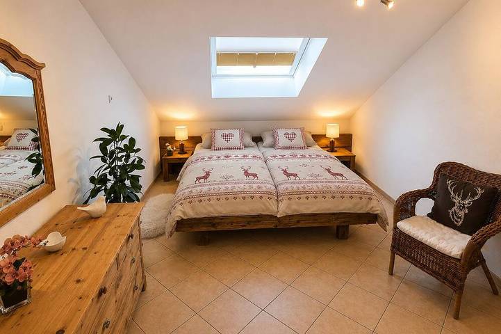 Ganze Wohnung, Gemütliche, sonnige & neu renovierte Ferienwohnung mit Zugspitzblick - 4 Sterne in Garmisch-Partenkirchen, Bayerische Alpen