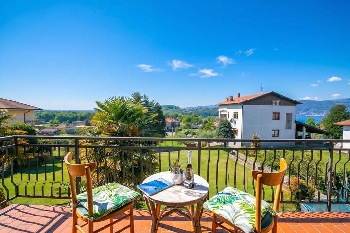 Ferienwohnung für 8 Personen, mit Balkon und Kinderpool sowie Seeblick