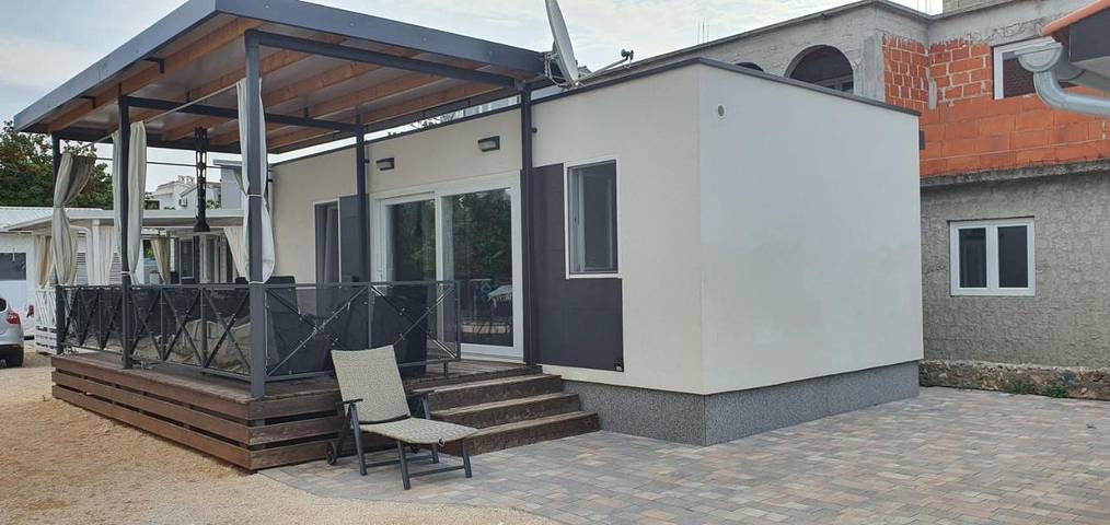 Camping für 6 Personen, mit Terrasse und Ausblick in Pirovac
