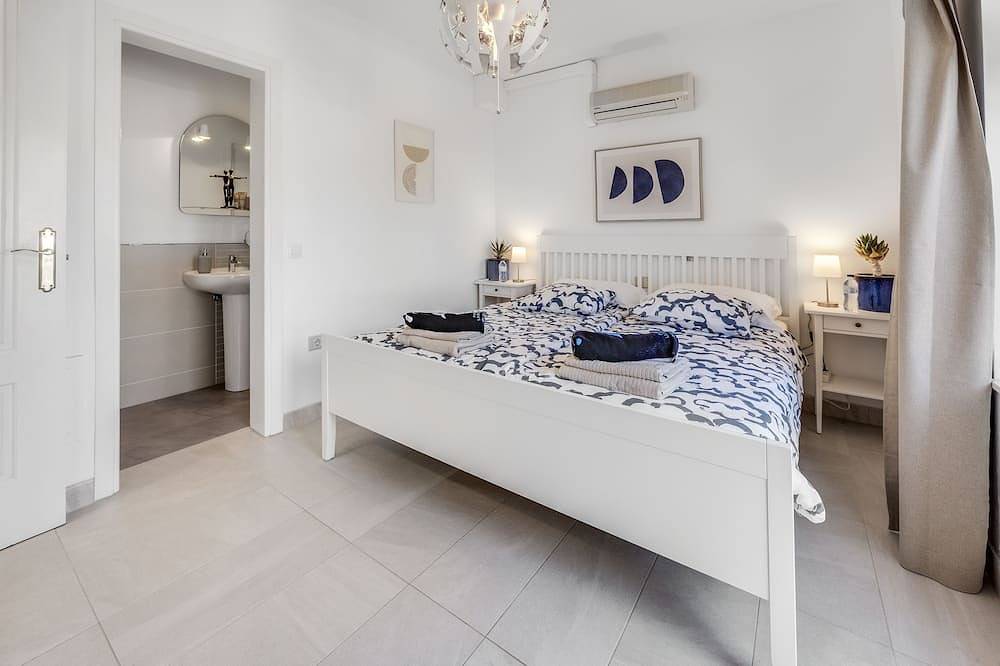 Holiday home at the harbour of Puerto Calero with roof terrace, garden and pool in Puerto Calero, Yaiza