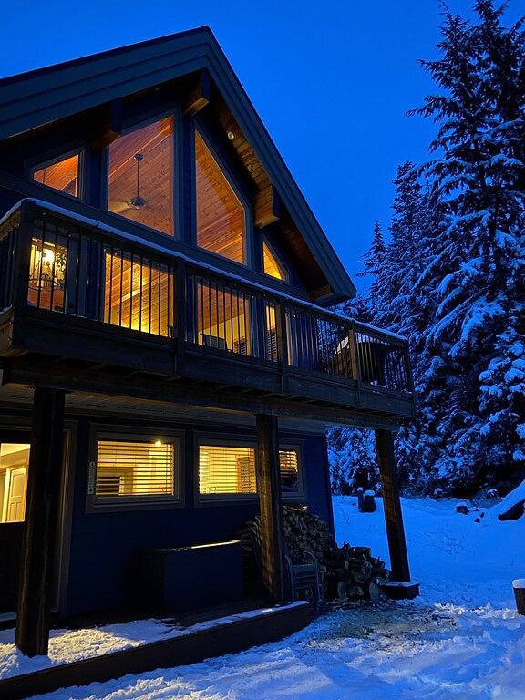 The Snowshoe House - 3 bed 2 bath cabin + hot tub in Fraser Valley Regional District
