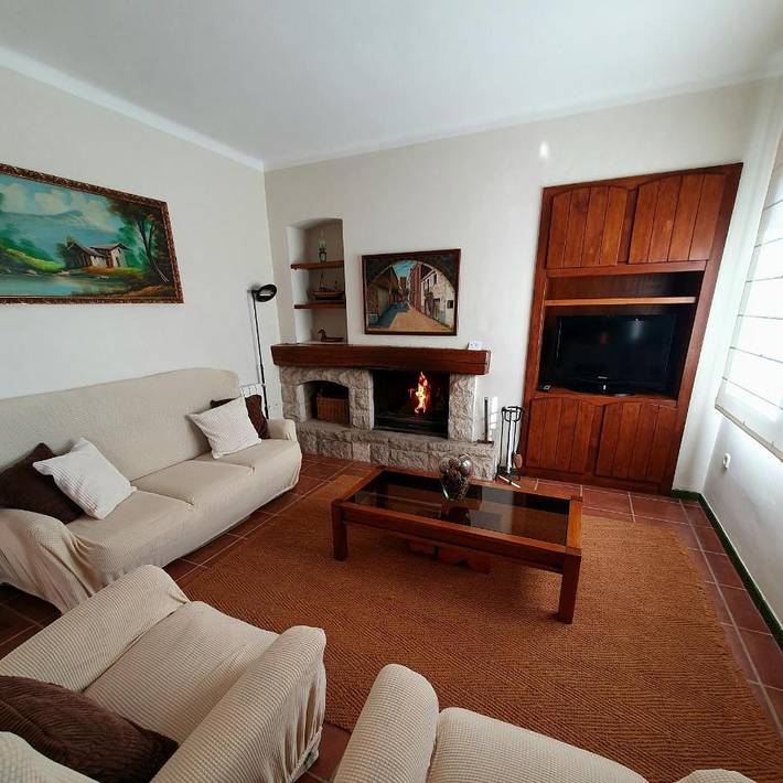 Casa rural para 10 personas, con balcón y vistas además de jardín y piscina en San Miguel de Fluviá