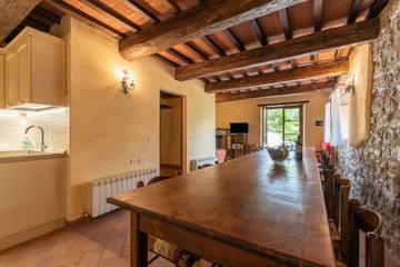 Vacation Rental for 4 Guests in Cortona, Arezzo Province, Picture 4