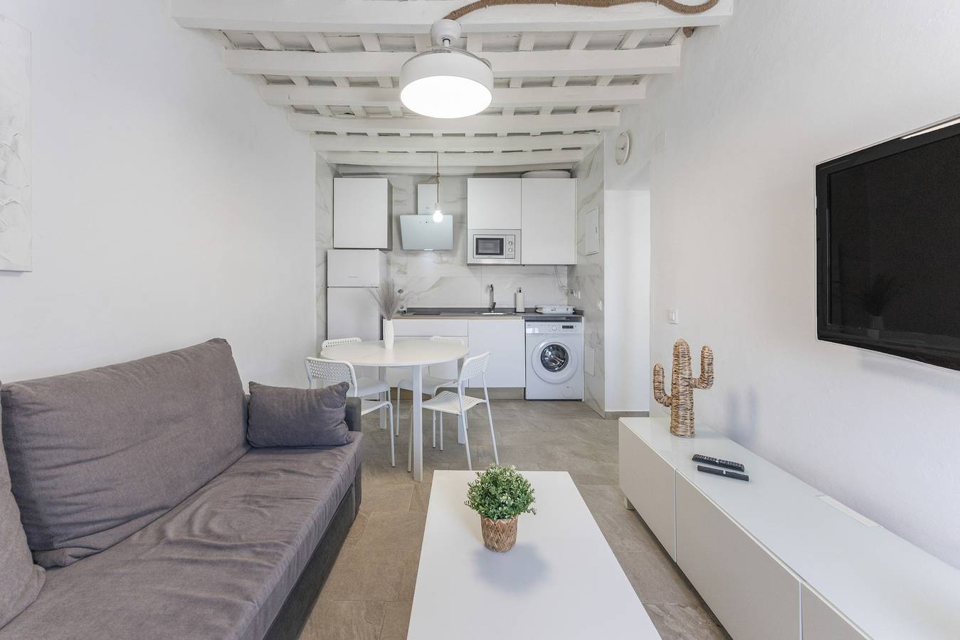 Entire apartment, 'La Joyita Del Centro' Apartment with Shared Garden and Wi-Fi in Vejer de la Frontera, Costa de la Luz