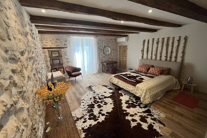 Ganze Wohnung, Maison de Village Romantique et Typique au Centre du Village in Régusse, Brignoles Region
