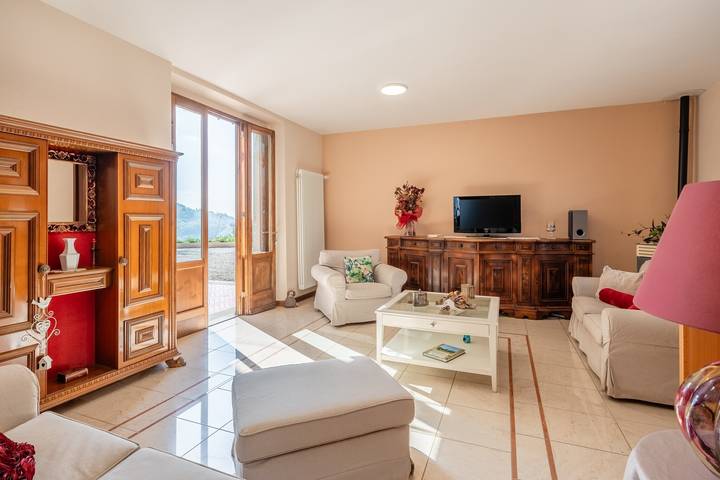 Villa 'Adora Holiday Home' con terrazza privata, giardino privato e Wi-Fi in Serravalle Pistoiese, Provincia di Pistoia