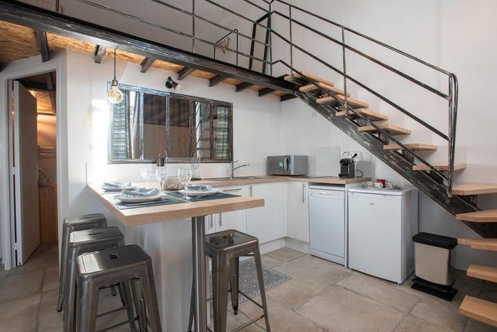 Location de vacances pour 3 personnes, avec vue ainsi que piscine et jardin à Oppède - 2