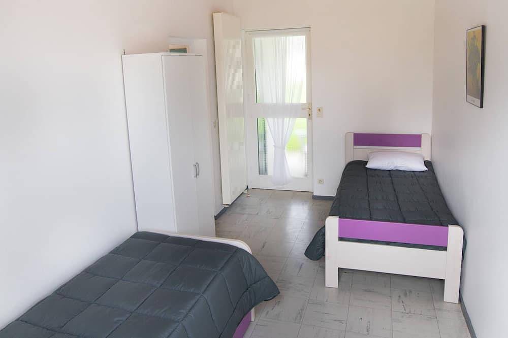 Entire apartment, Espalion, pleasant studio for 2 people, heated swimming pool, ideal for couples. in Espalion, Massif Central