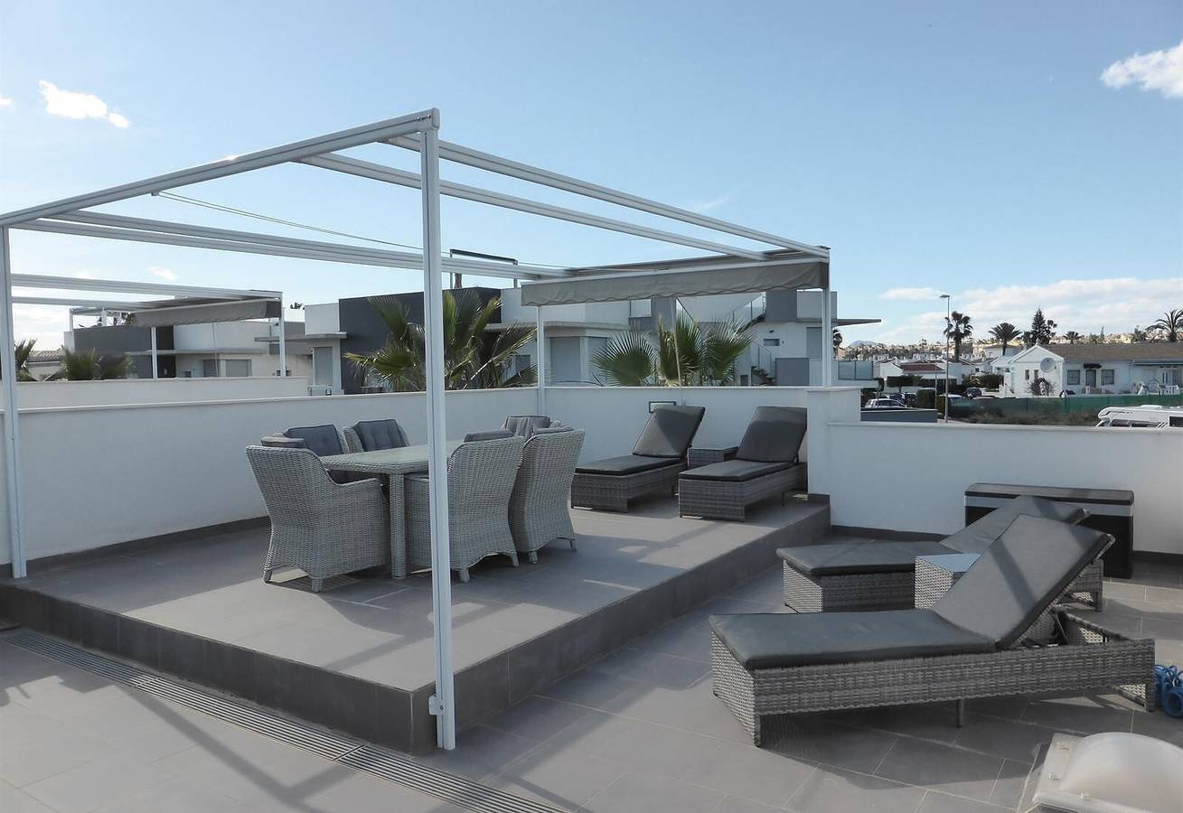 "Una villa moderna con un gran solarium" con vistas al lago, piscina, terraza y jardín in Rojales, Costa Blanca