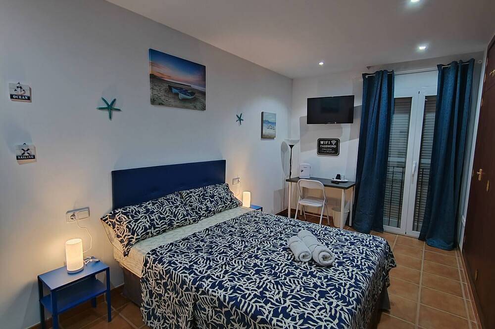 Private Single Double Room With Shared Bathroom in Ses Salines, South Majorca