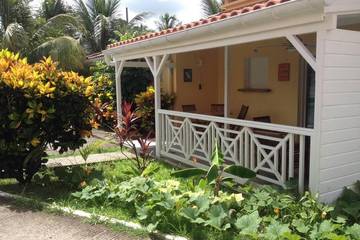 Gîte pour 2 personnes, avec bassin pour enfant ainsi que jardin et piscine dans Anse à l'Ane