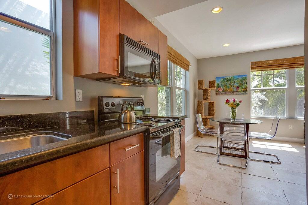 Ganze Wohnung, ★★★★★ South Beach Location, Schritte 2 Strand, Privater Balkon, Pool, Bbq, Kostenloses Wlan in South Beach, Miami Beach