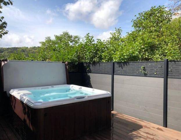 Chambre d’hôte pour 2 personnes, avec Balcon et Jacuzzi ainsi que Terrasse et Jardin à Plombières-lès-Dijon