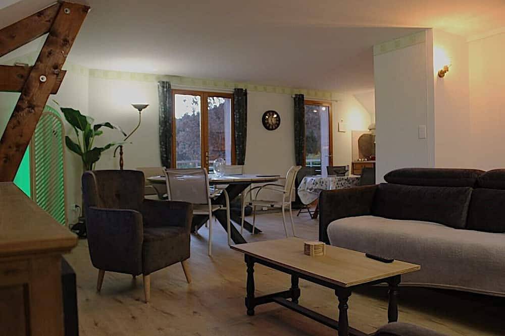 Appartement entier, Appartement spacieux avec magnifique vue et terrasse, au 1er étage d une villa. in Embrun, Parc national des Écrins