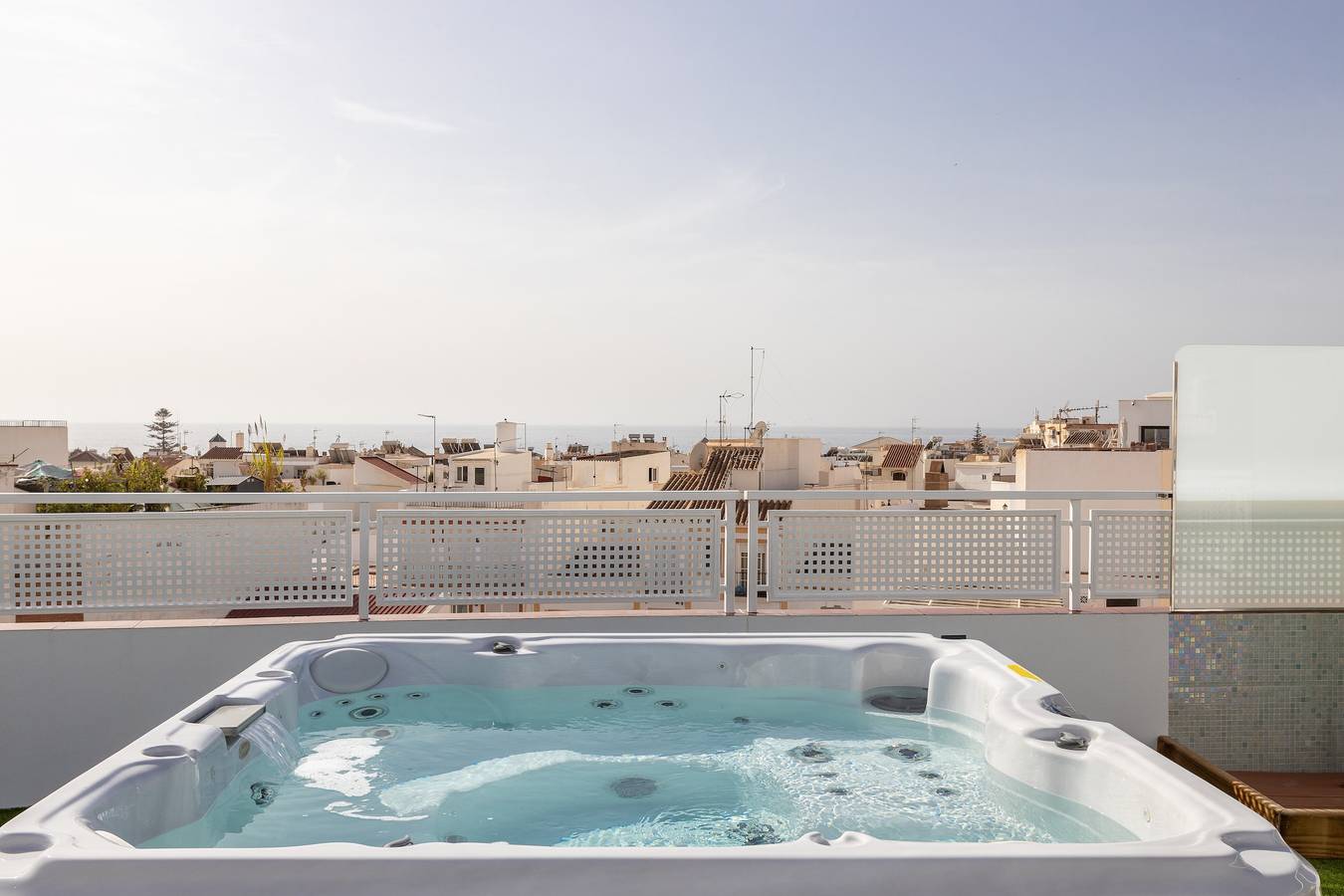 Hel lejlighed, Holiday Apartment 'Terraza Mar y Montaña' with Sea View, 2 Terraces & Wi-Fi in Nerja Centre, Nerja