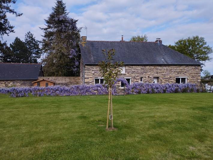 Gîte pour 11 personnes, avec Terrasse ainsi que Jardin et Vue à Montfort-sur-Meu