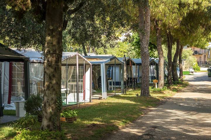 Bungalow für 4 Personen, mit Terrasse und Kinderpool sowie Pool und Seeblick in Toscolano-Maderno