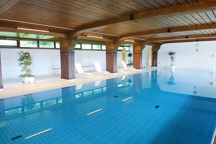 Ferienwohnung für 4 Personen, mit Pool und Sauna sowie Balkon in Schonach