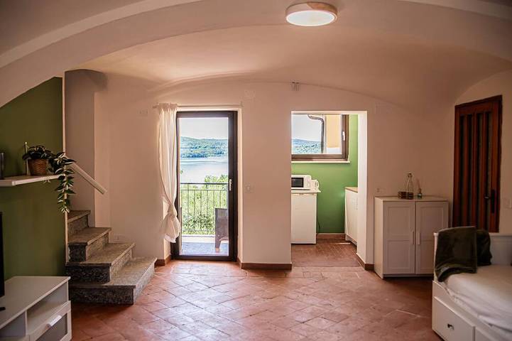 Ganze Wohnung, Cozy House with Lake View • Private Terrace & Self Check-in 24h in Albaluce Village, Viverone