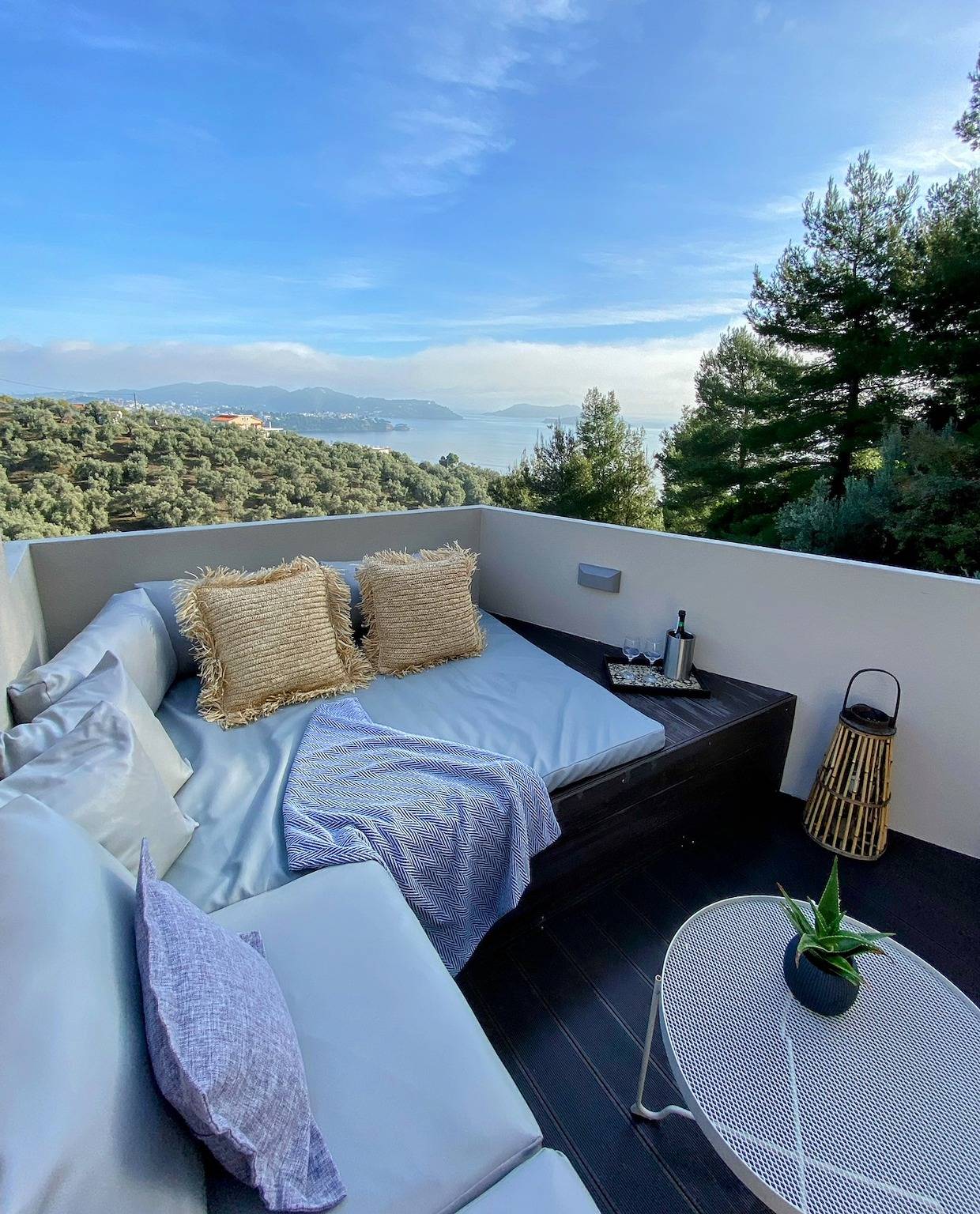 Studio entier, Suite de luxe avec lit double queen, vue imprenable sur la mer et jacuzzi privé in Sporades