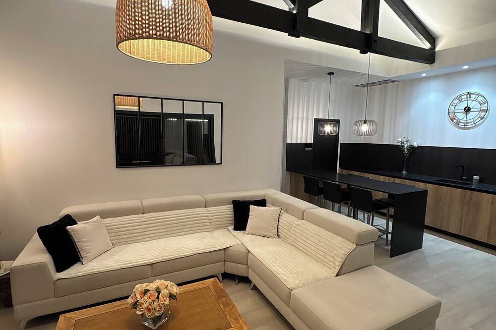 Charming new air-conditioned house with large terrace near Bordeaux in Le Haillan, Bordeaux region