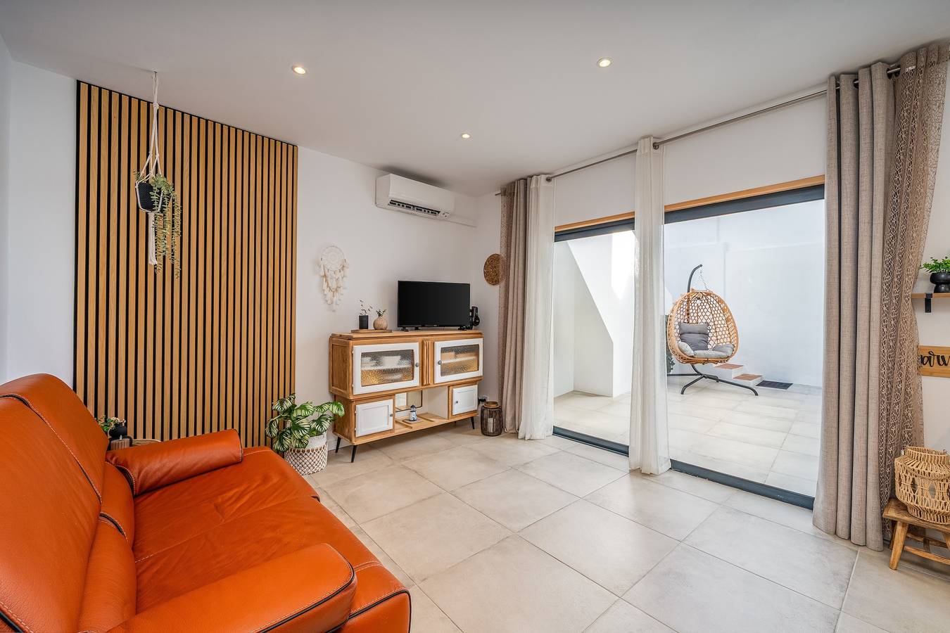 Algarve house with patio & terrace, 2 bedrooms, near beaches, fully renovated in Parchal, Estômbar e Parchal
