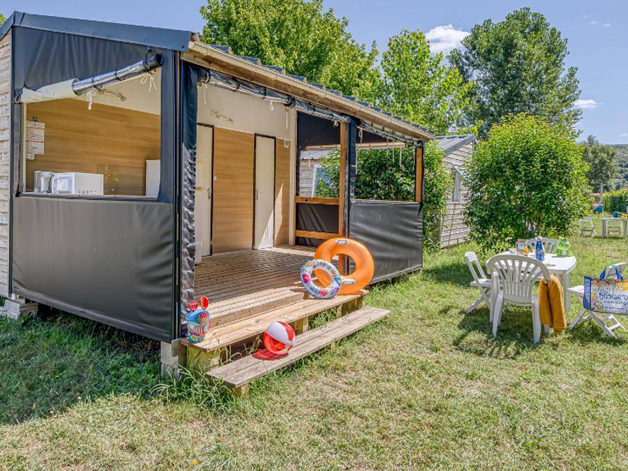 Flower Camping Les Ondines - Bungalow toilé 5 personnes - Standard 27m² 2 chambres avec Wc - sans salle de bains + terrasse couverte in Souillac, Lot