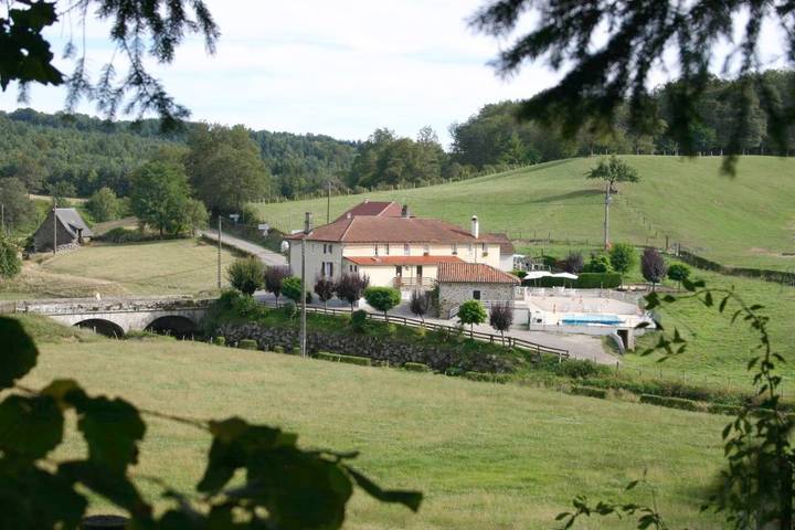 Chambre d’hôte pour 4 personnes, avec jardin ainsi que piscine et vue dans le Cantal - 3