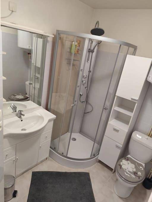 Two-Bedroom House in Carlus, Région d'Albi