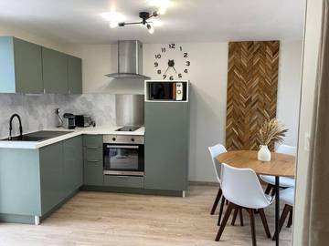 Gîte pour 4 personnes, avec vue sur le lac ainsi que terrasse et jardin, animaux acceptés à Moulle