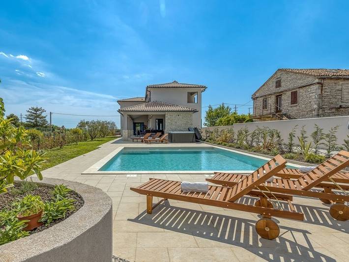 Ferienhaus für 8 Personen, mit Balkon und Terrasse sowie Garten und Pool in Bibići