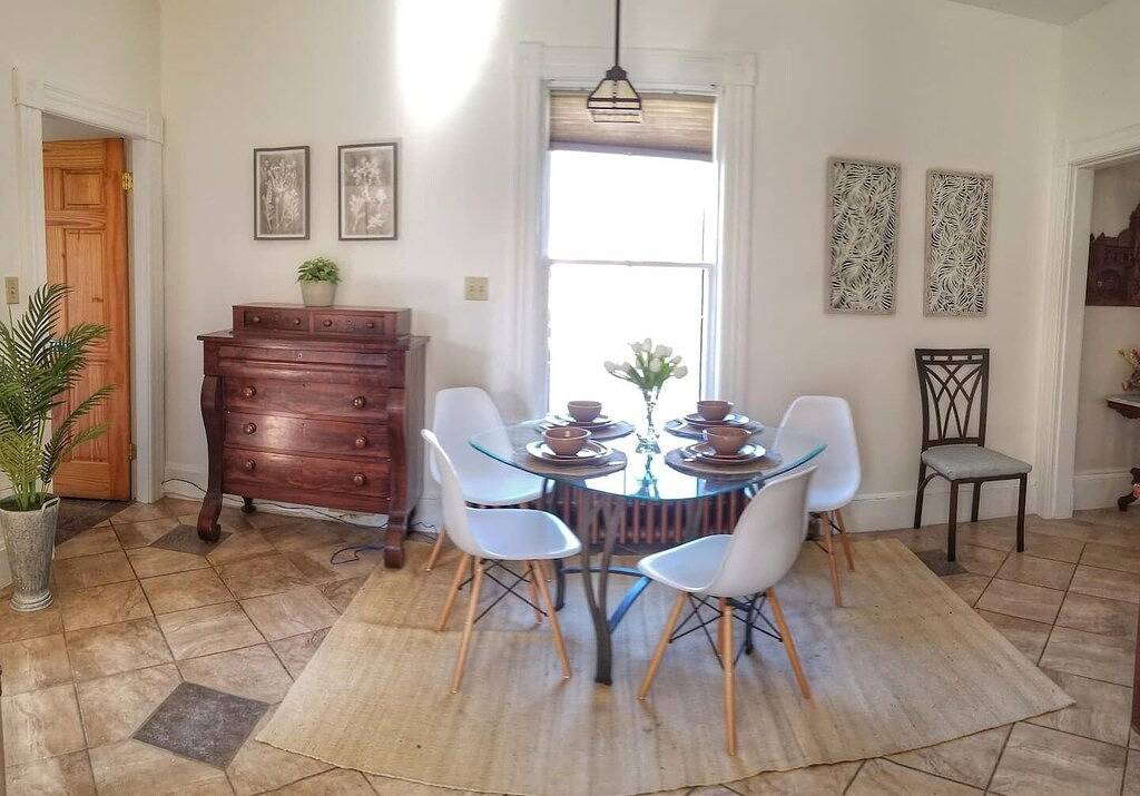 Ganze Wohnung, Two bedrms, living+dining, Kedgi Lodge nature themed suite in Region of Queens Municipality, Queens County