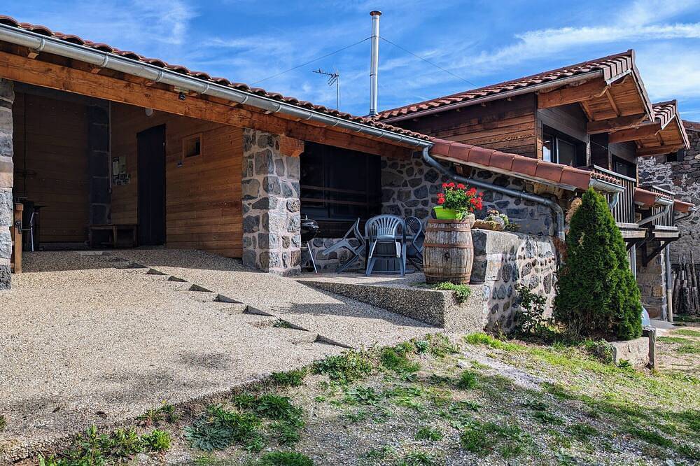 Gîte confortable près de la Cascade de la Beaume avec terrasses et parking privatif in Solignac-sur-Loire, Haute-Loire