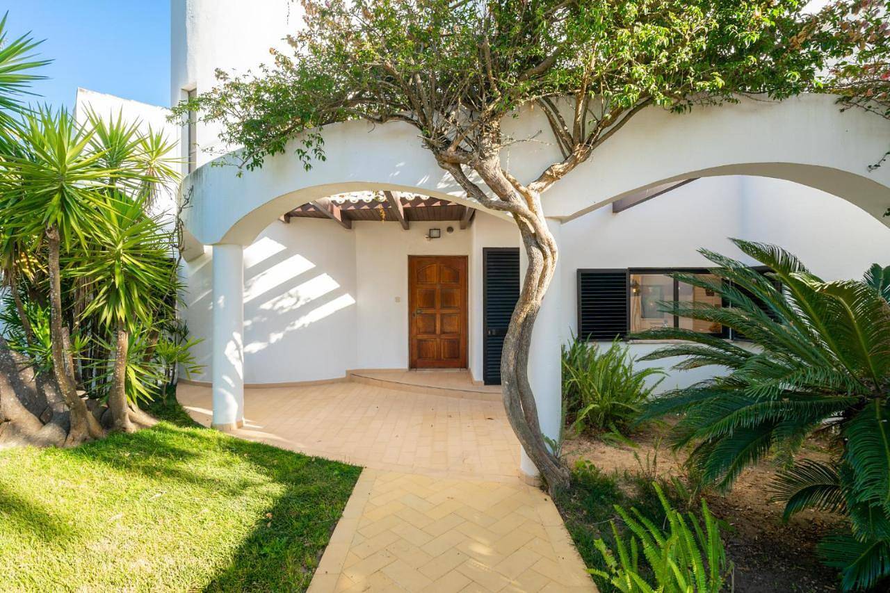 Luxury Private Family Villa with Pool Ac & Parking in Portimão, Distrito de Faro