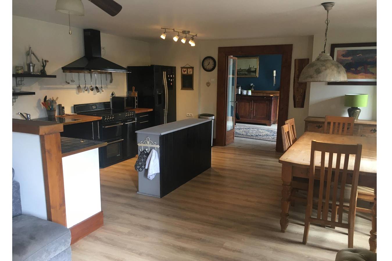 Saint-Saturnin 3-Bed Home, Sleeps 10, Pool, Garden in Saint-Saturnin (Cher), Saint-Amand-Montrond